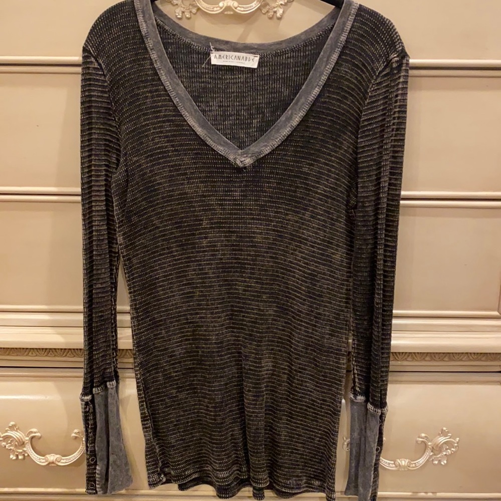 Long Sleeve v-neck, with buttons on the sleeves